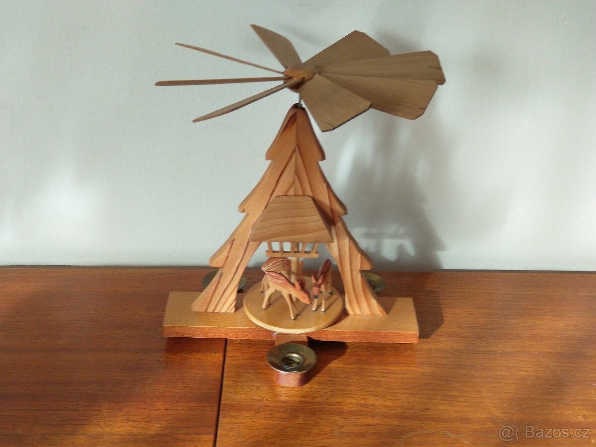 Dřevěný vánoční kolotoč