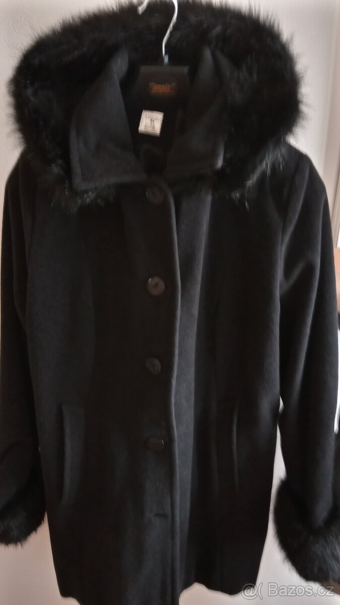 Dámský černý flaušový kabát ¾ s kapucí velká sleva