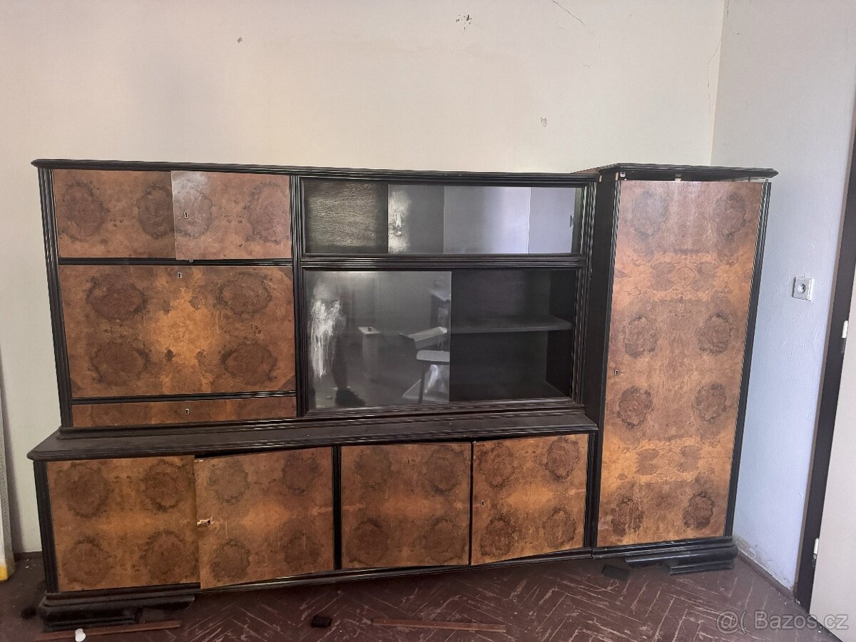 Starožitná obývací stěna