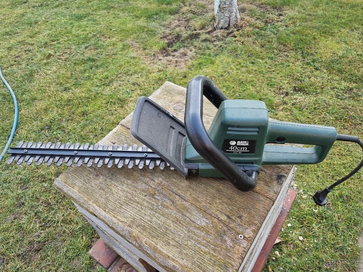 nůžky na keře elektrické Black & Decker 40 cm