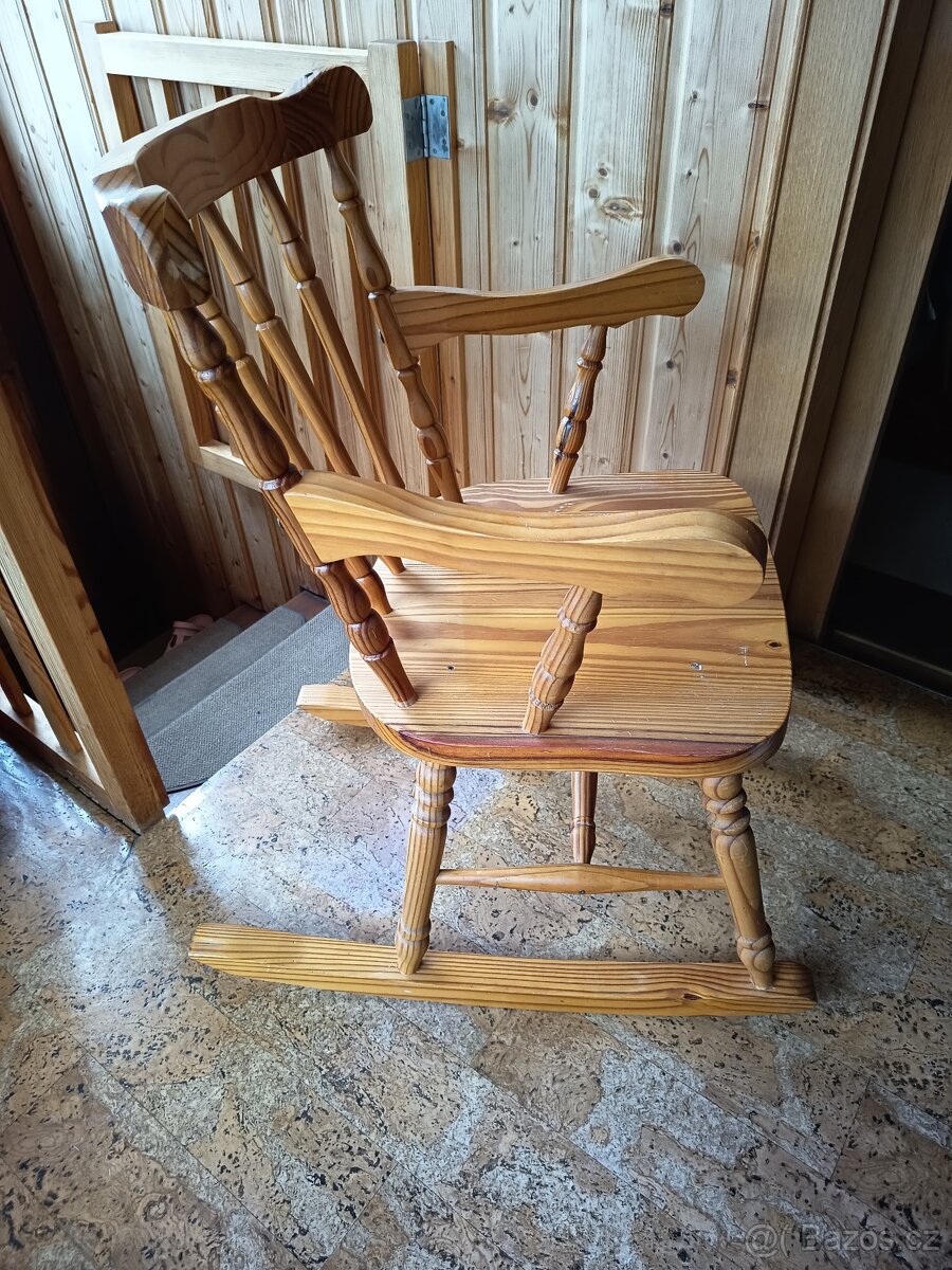 Dřevěné houpací křeslo