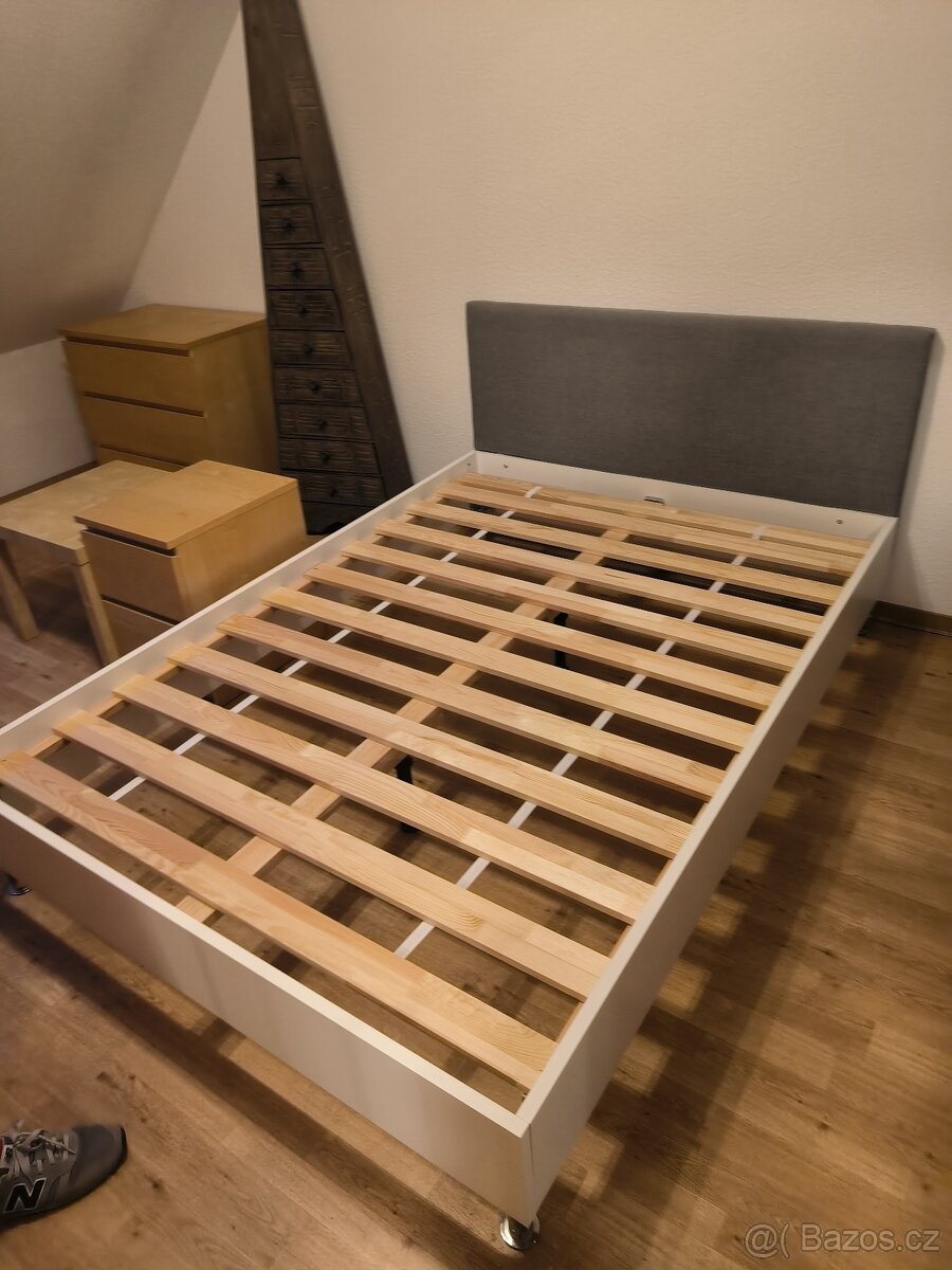 Více druhů postelí