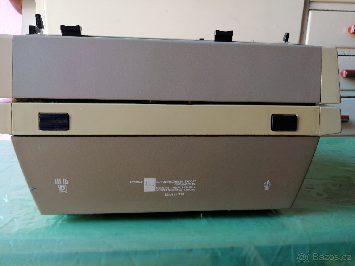 Prodám mechanicky psací stroj Konsul