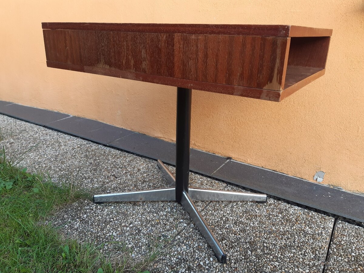 Televizní stolek dřevěný, otočný, na kovové noze.