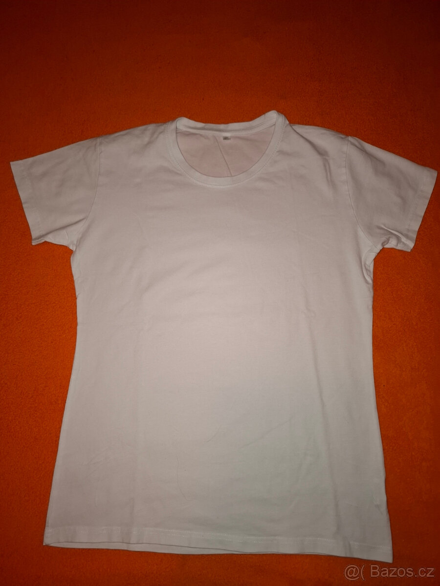 Dvě trička vel. 2XL (bílá): 1. Bez potisku; 2. S obrázkem
