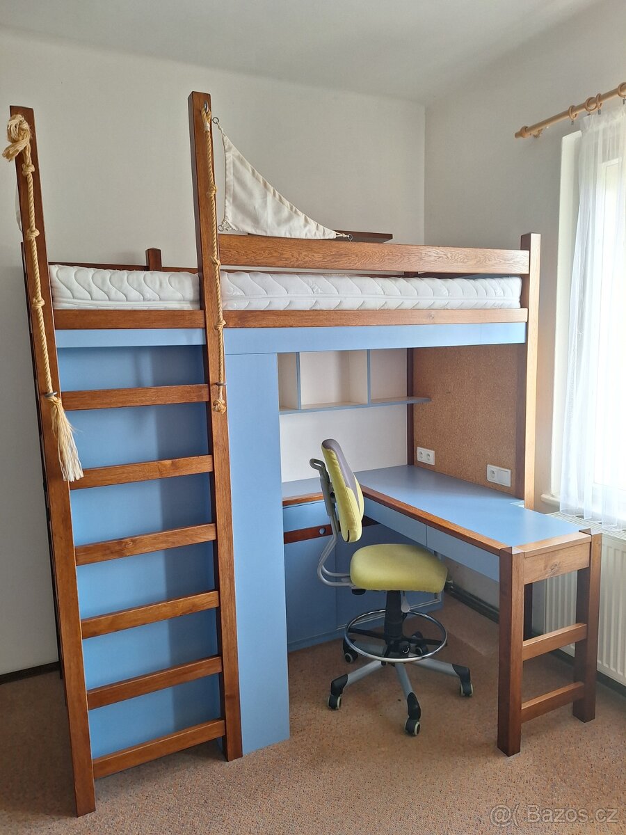 Patrová postel se šatní skříňí a psacím stolem