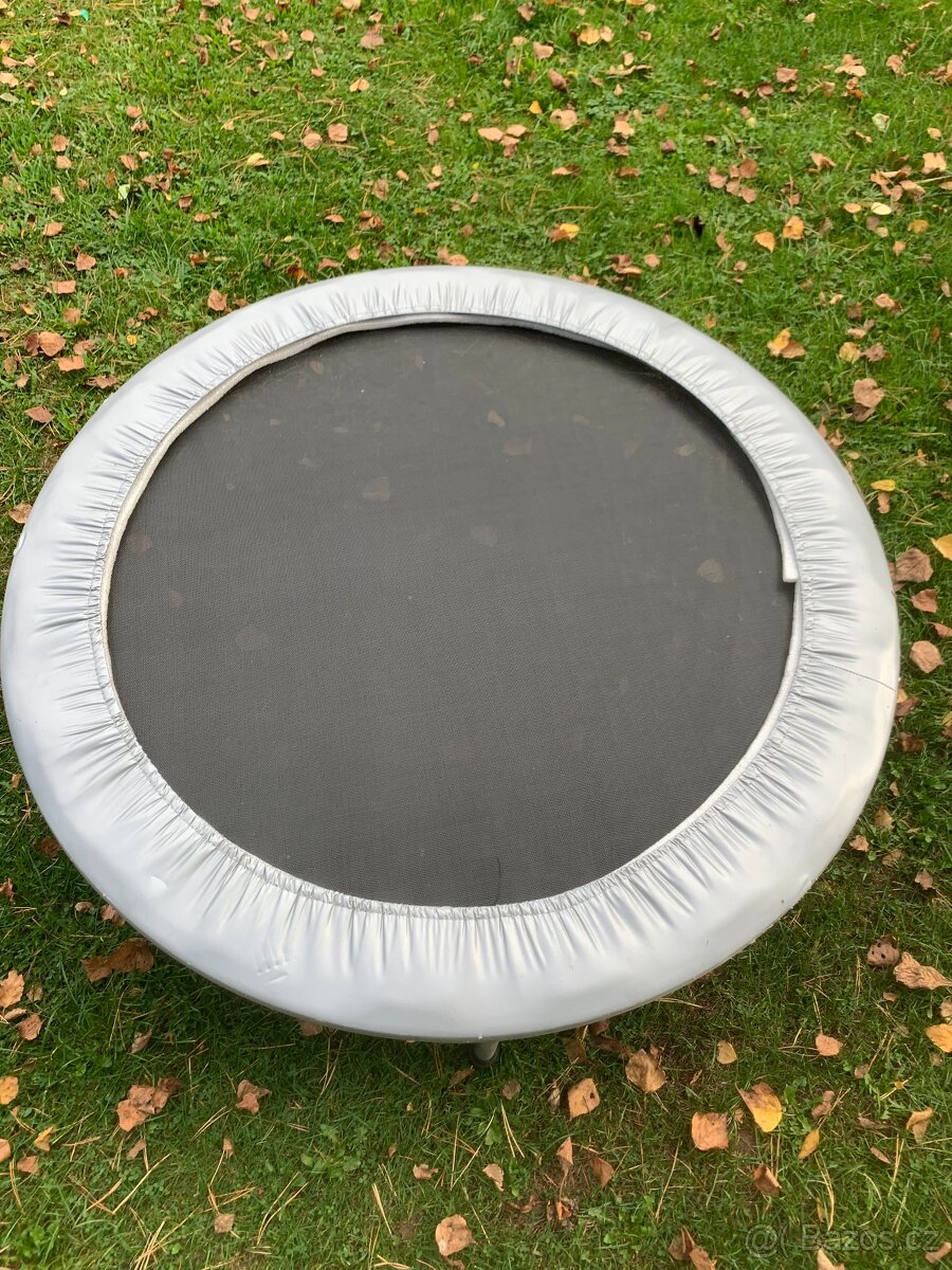 Trampolína, koloběžka, kolo