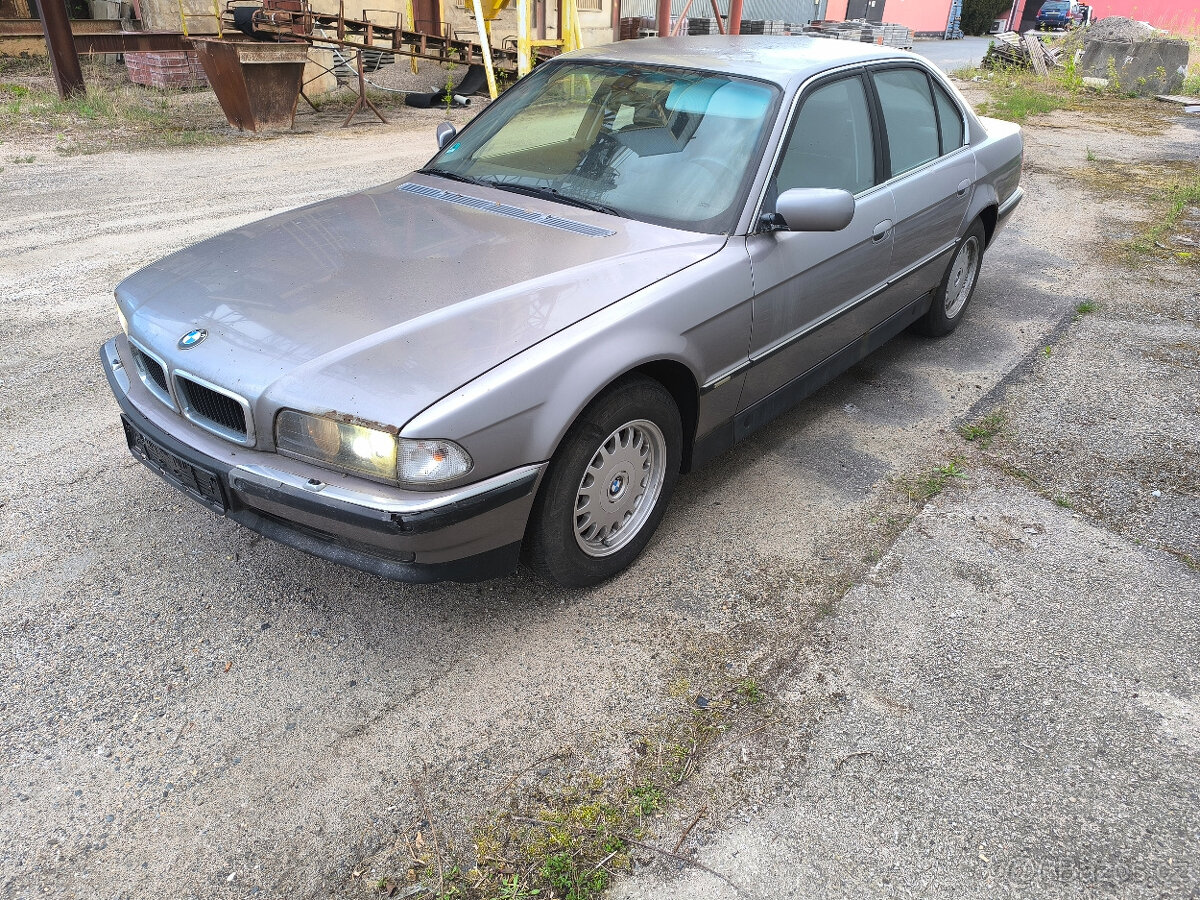 Bmw e38 728i 142kw veškeré náhradní díly z vozu