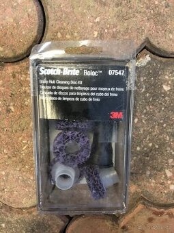 Scotch-brite na čištění nábojů kol