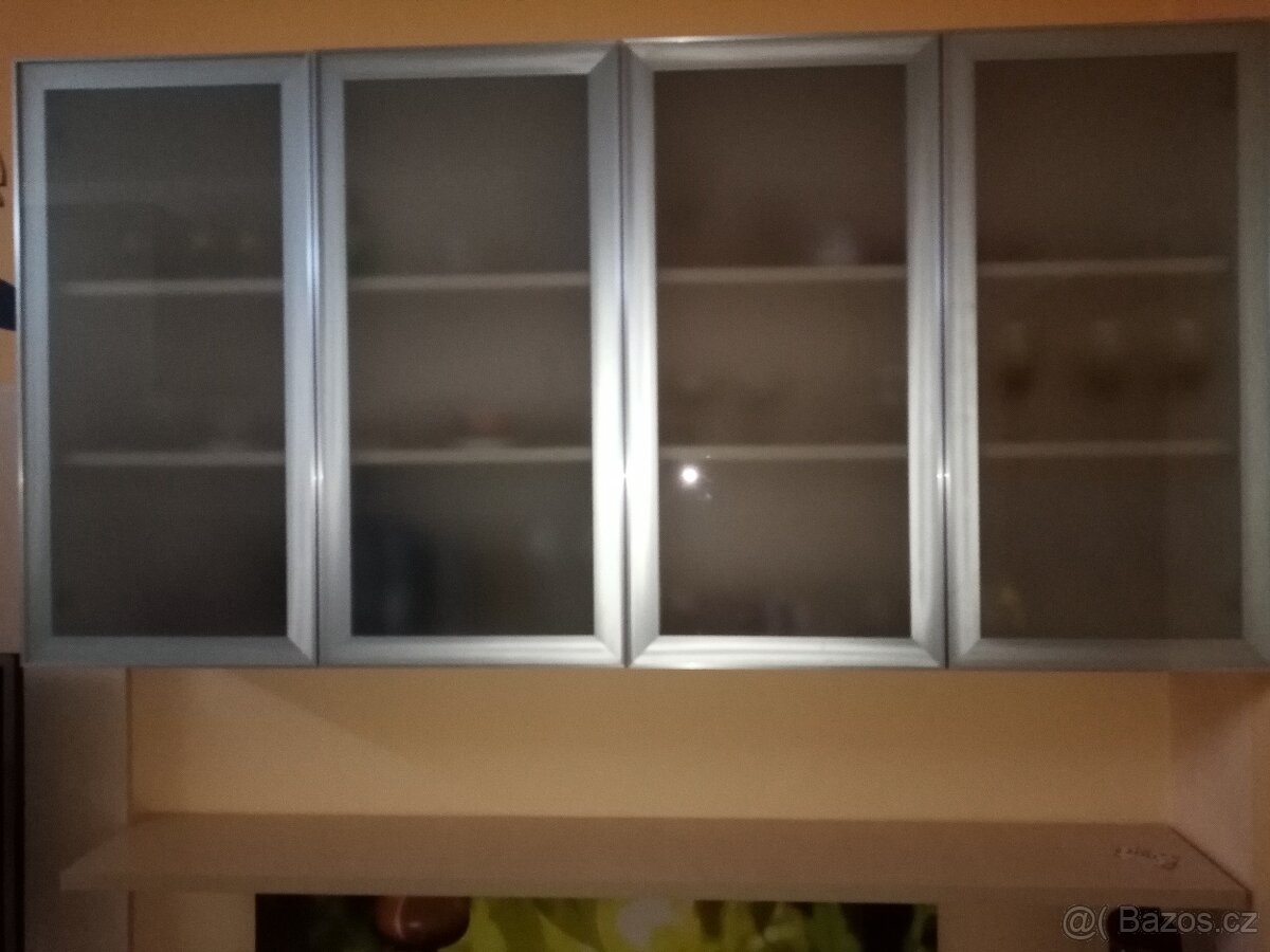 Prodám 2 prosklené skříňky