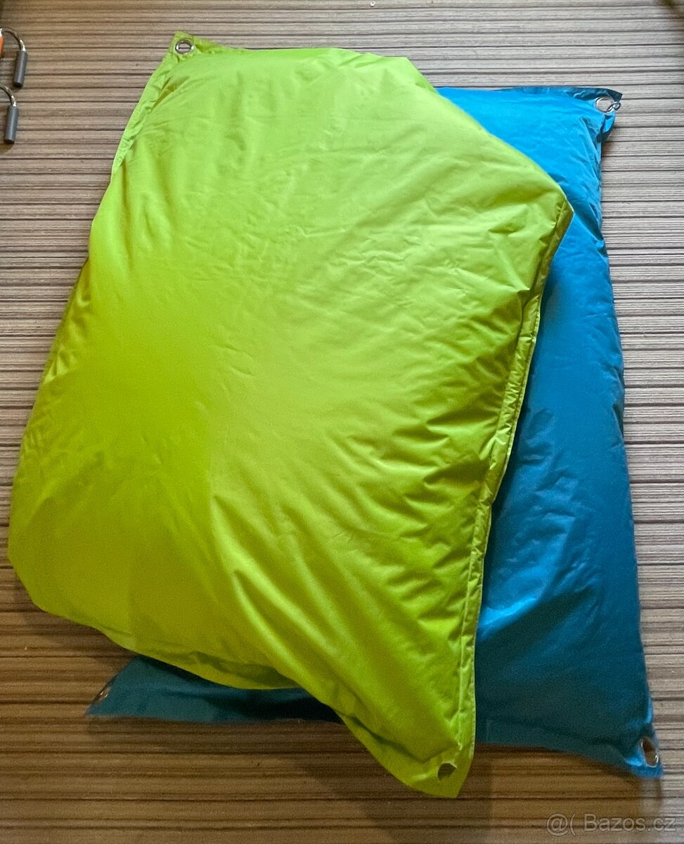 Nabízím 2 velké sedací vaky – zelený a modrý (130×170 cm)