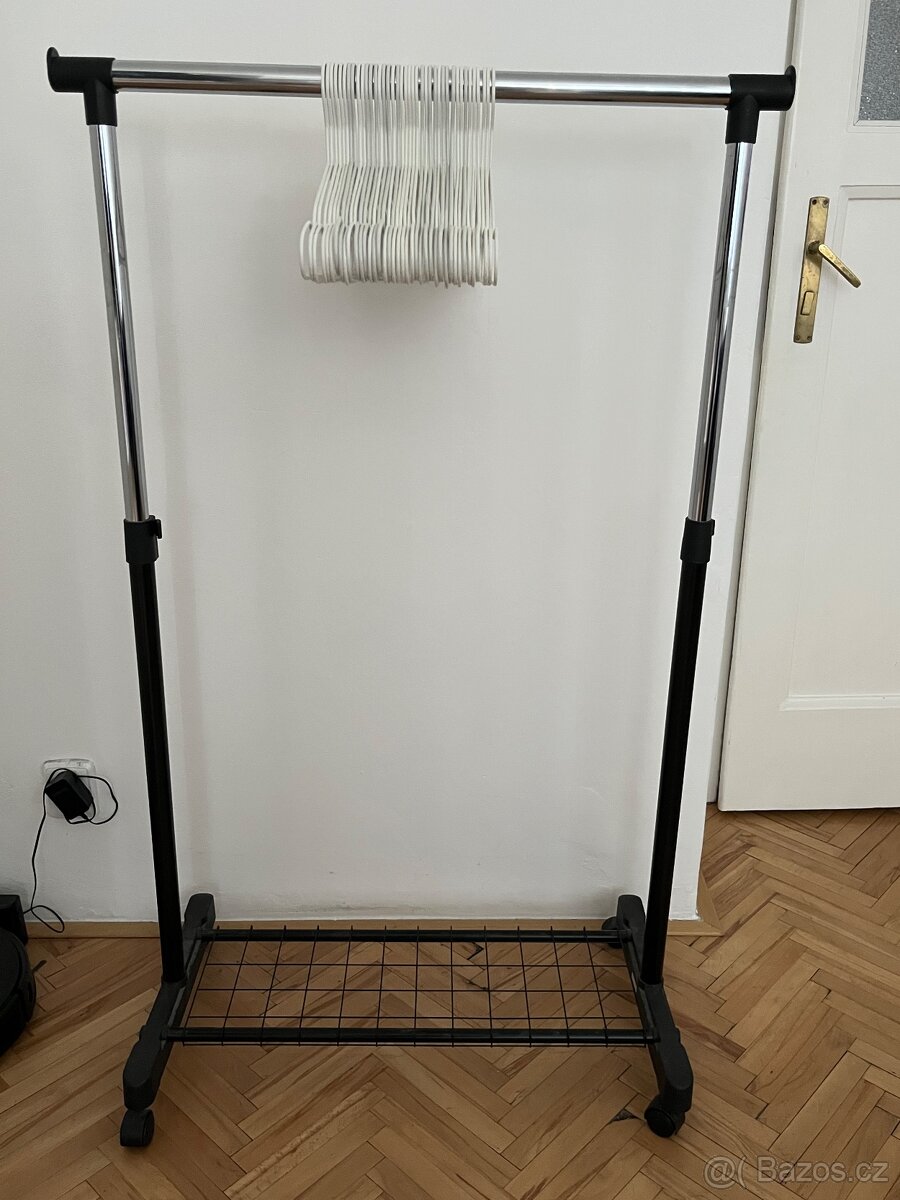 Šatní stojan