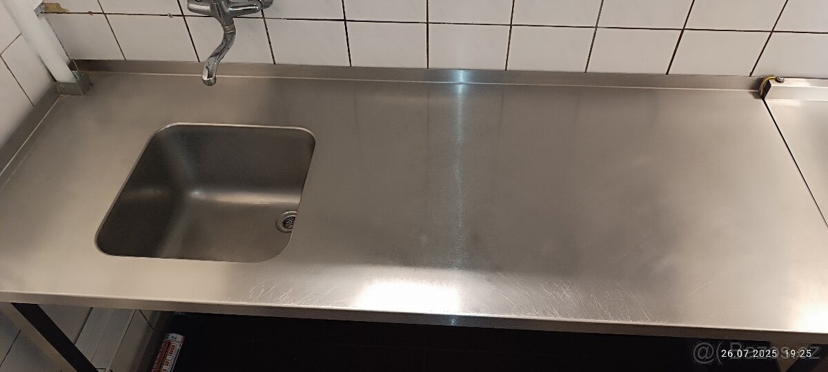 Nerezové stůl