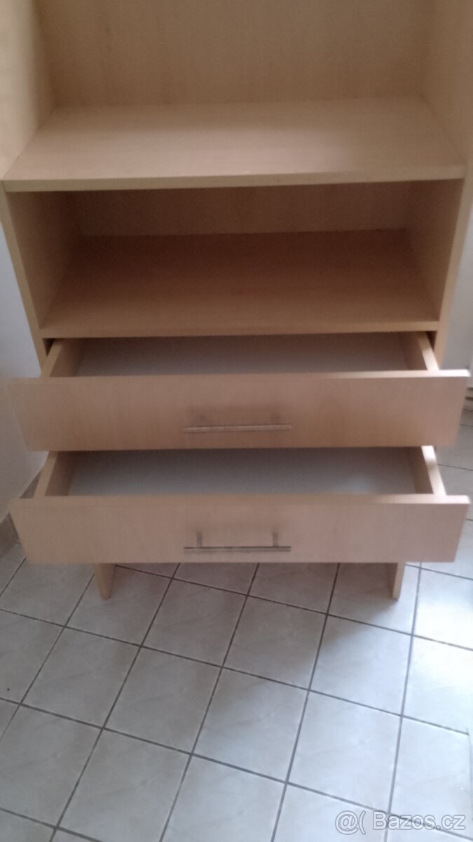 Menší komoda .