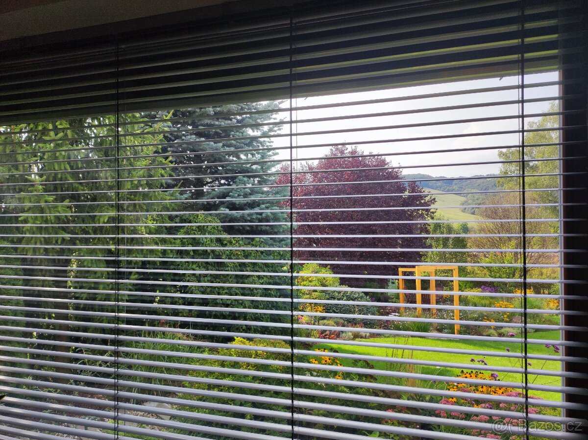 Vnitřní žaluzie na velké okno