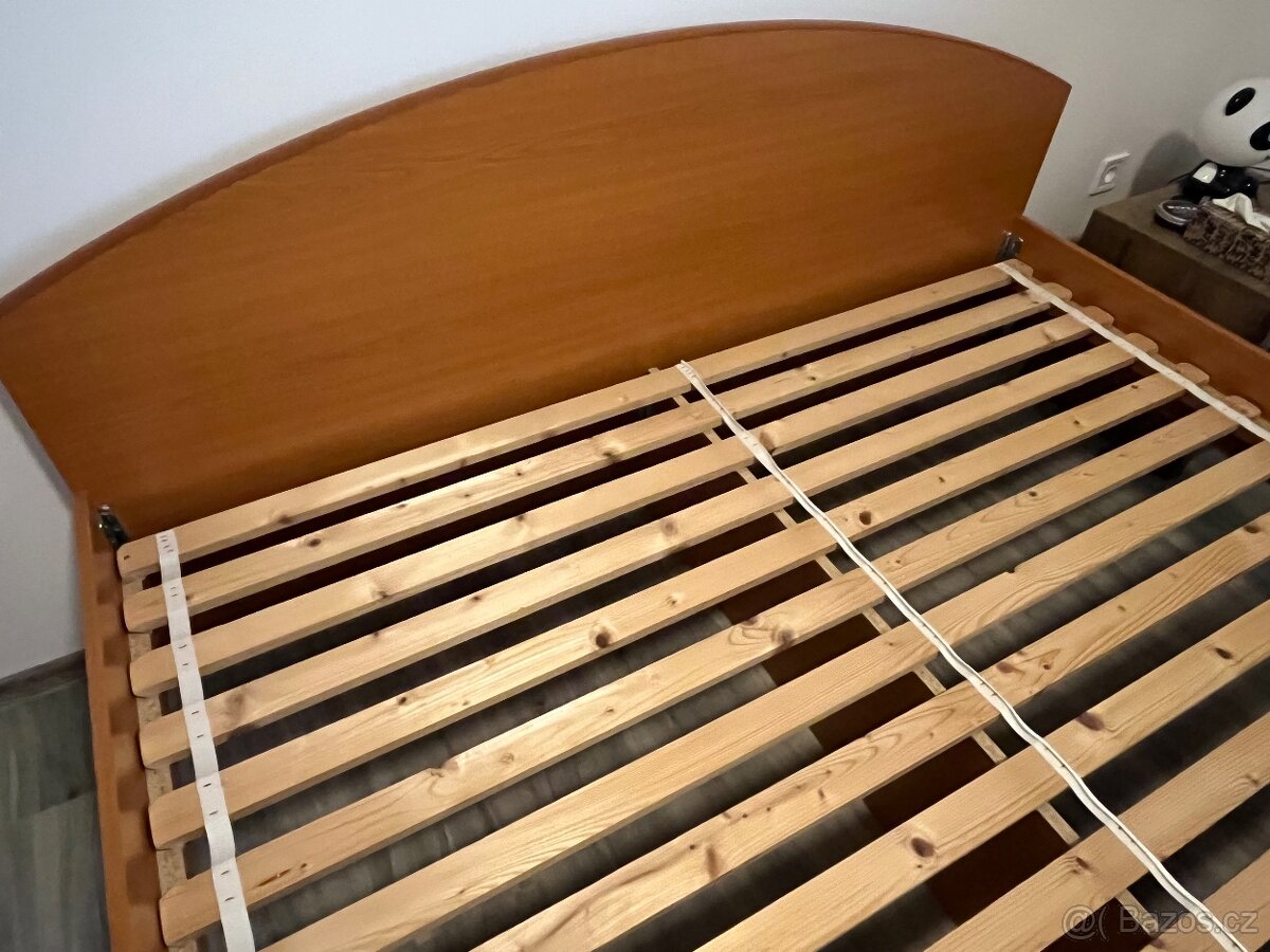 Dřevěná postel pro dva