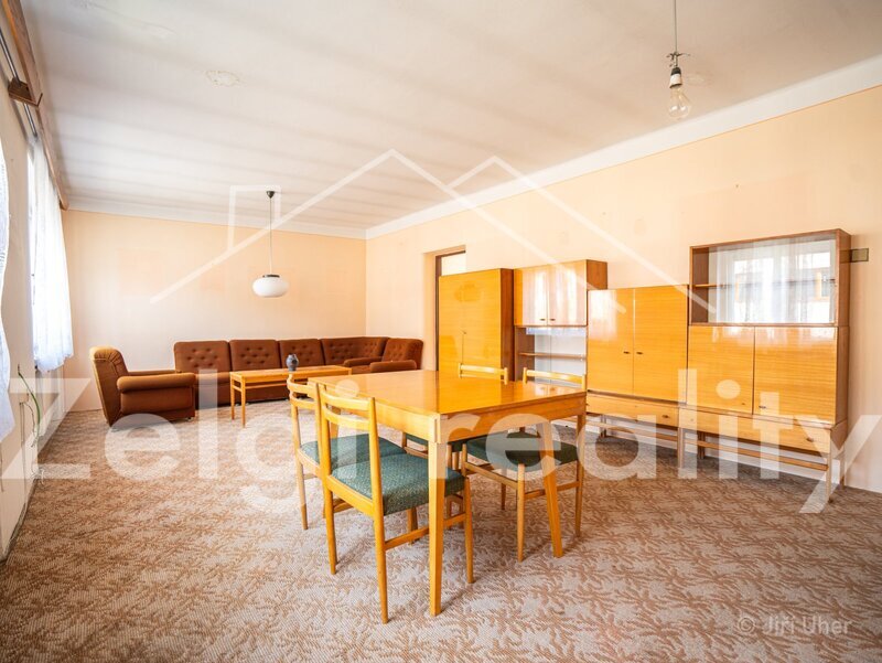 prodej vícegeneračního rodinného domu 7+2, užitná plocha 330