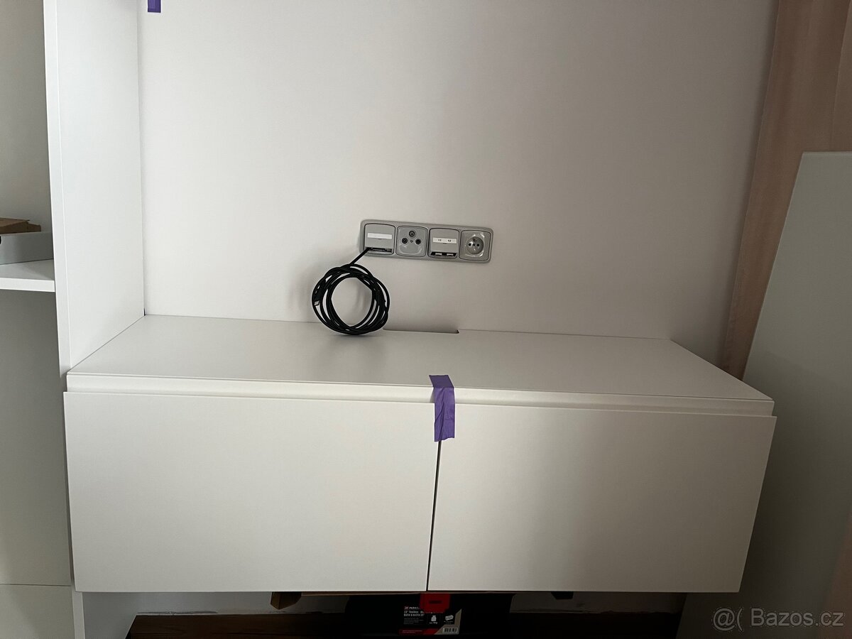 TV stolek pro zásuvky IKEA Besta bílá Voxtorp dveře