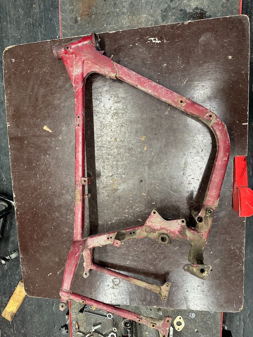 Predám RÁM, kostra motocyklu JAWA 250/353, krivý