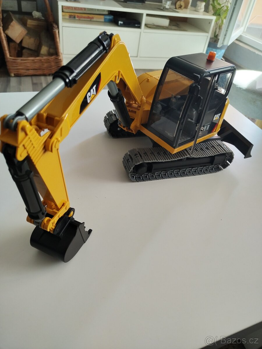 Pásový bagr cat bruder