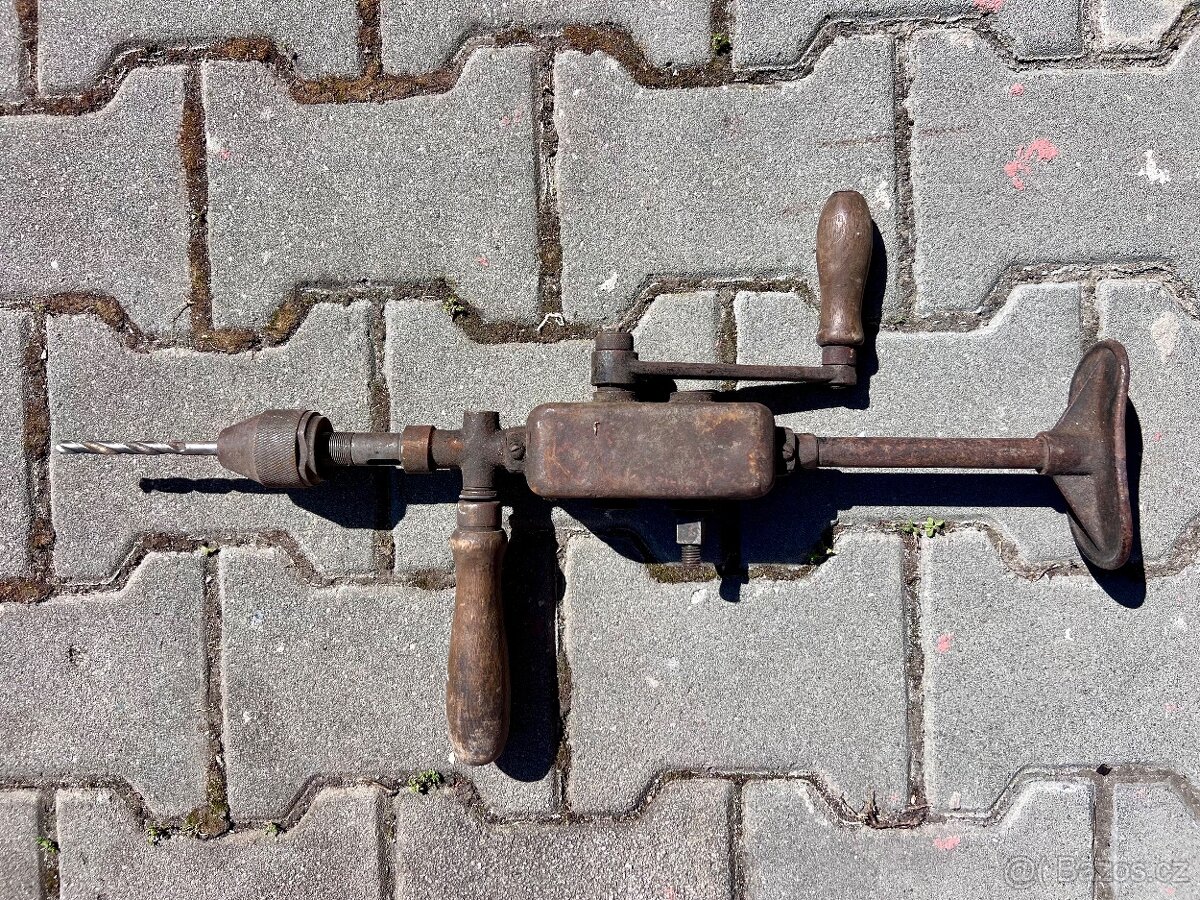 Funkční ruční mechanická vrtačka - nálezový stav