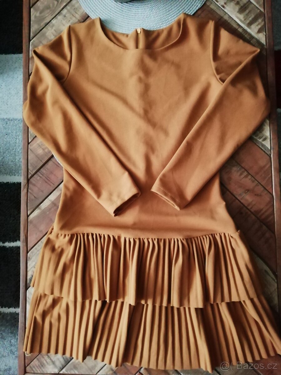 Rezavé šaty s volány