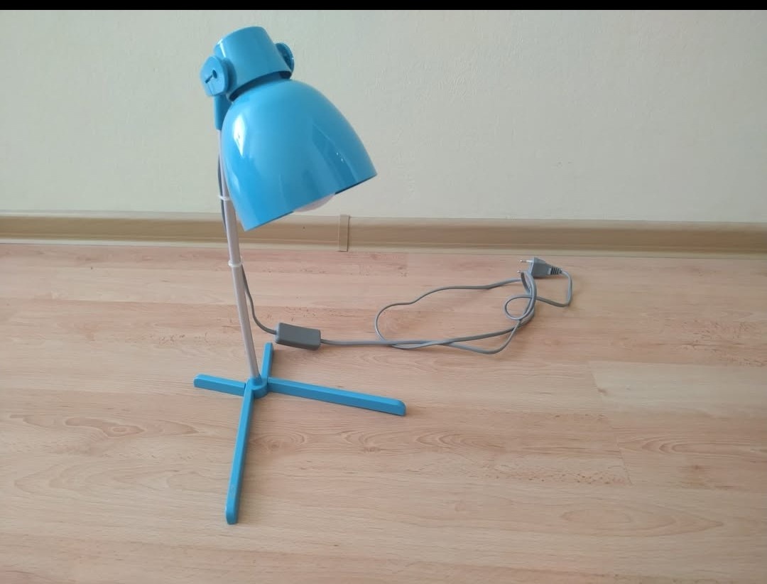 Stolní lampa v modré barvě