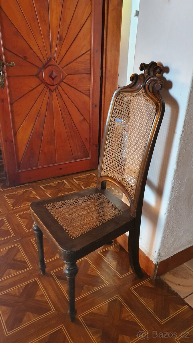 Krásná starožitná židle -