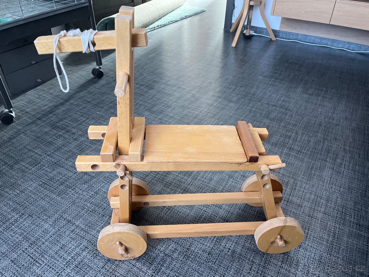 Retro dřevěný jezdící skládací kůň