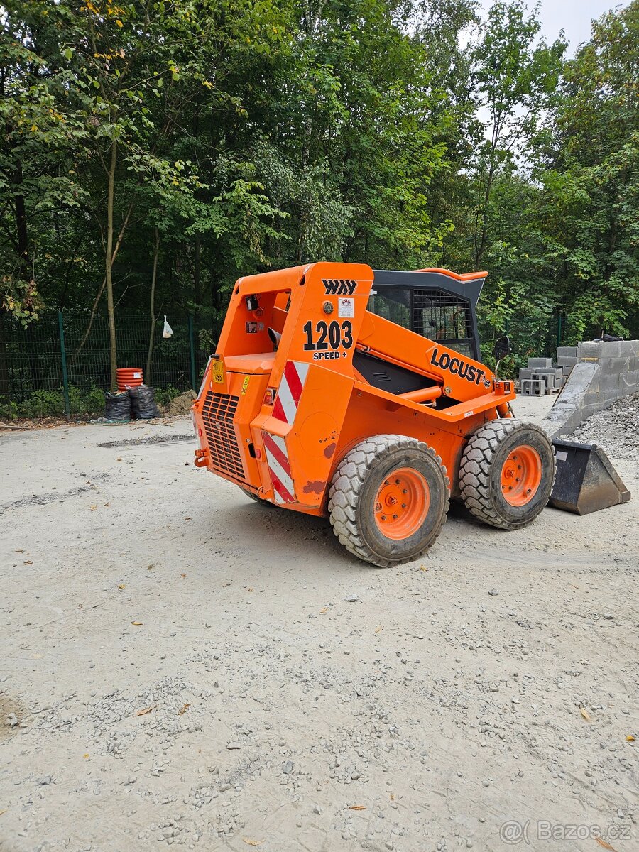 Smykovy nakladač Locust 1203