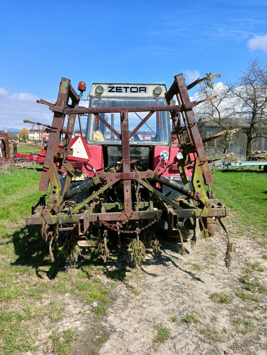 Kombinátor.