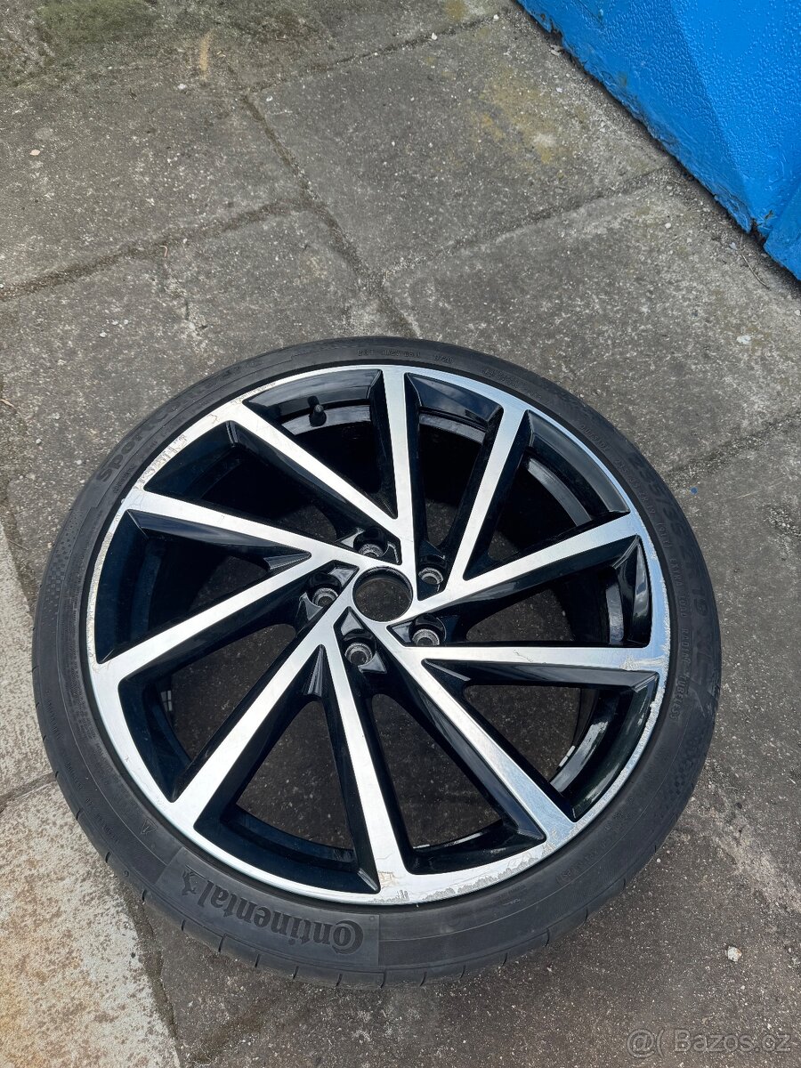 Jeden disk Volkswagen, kopnuty na srovnání