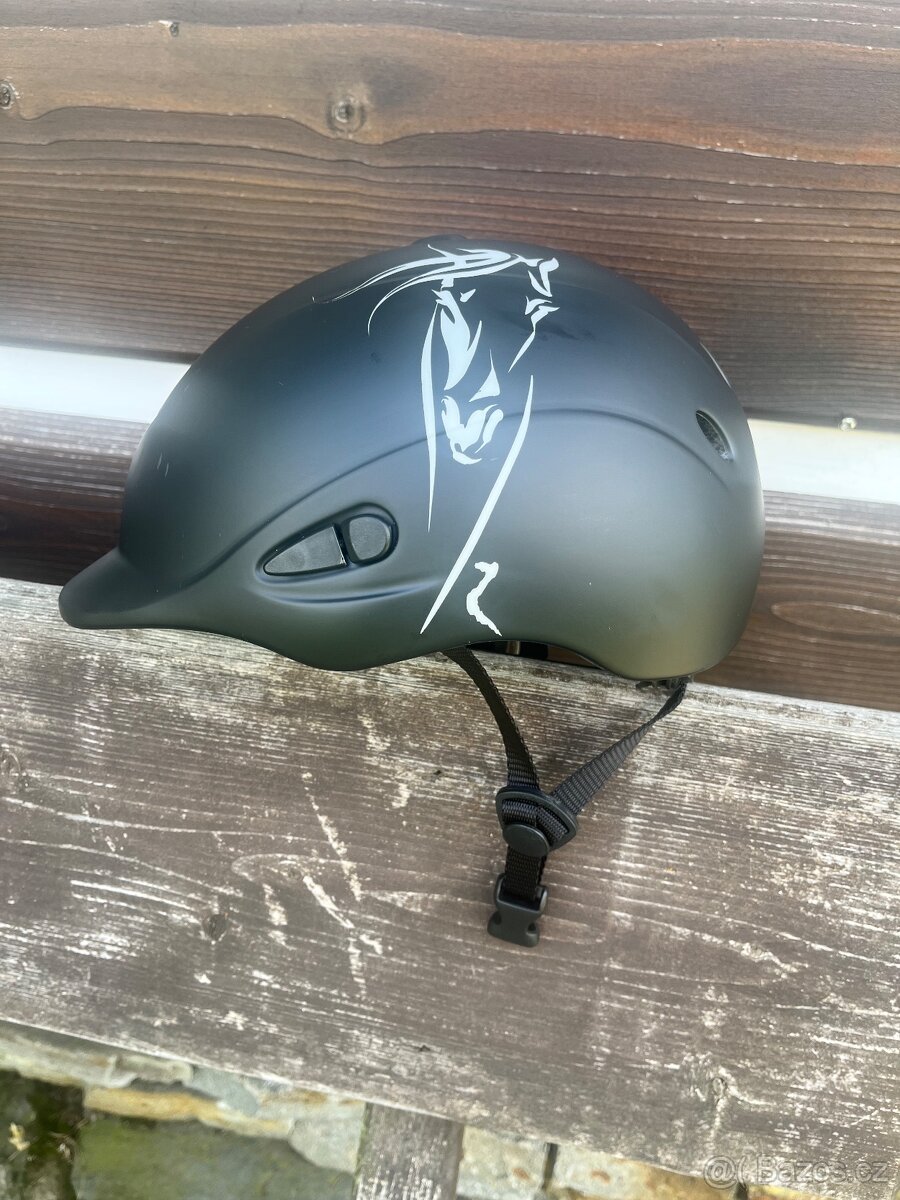 Jezdecká helma pro nejmenší