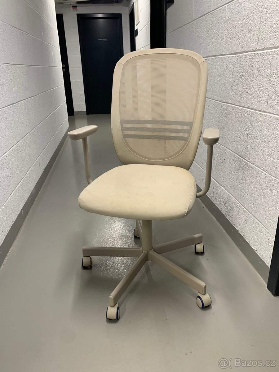 Kancelářská židle Ikea Flintan s poděrkami