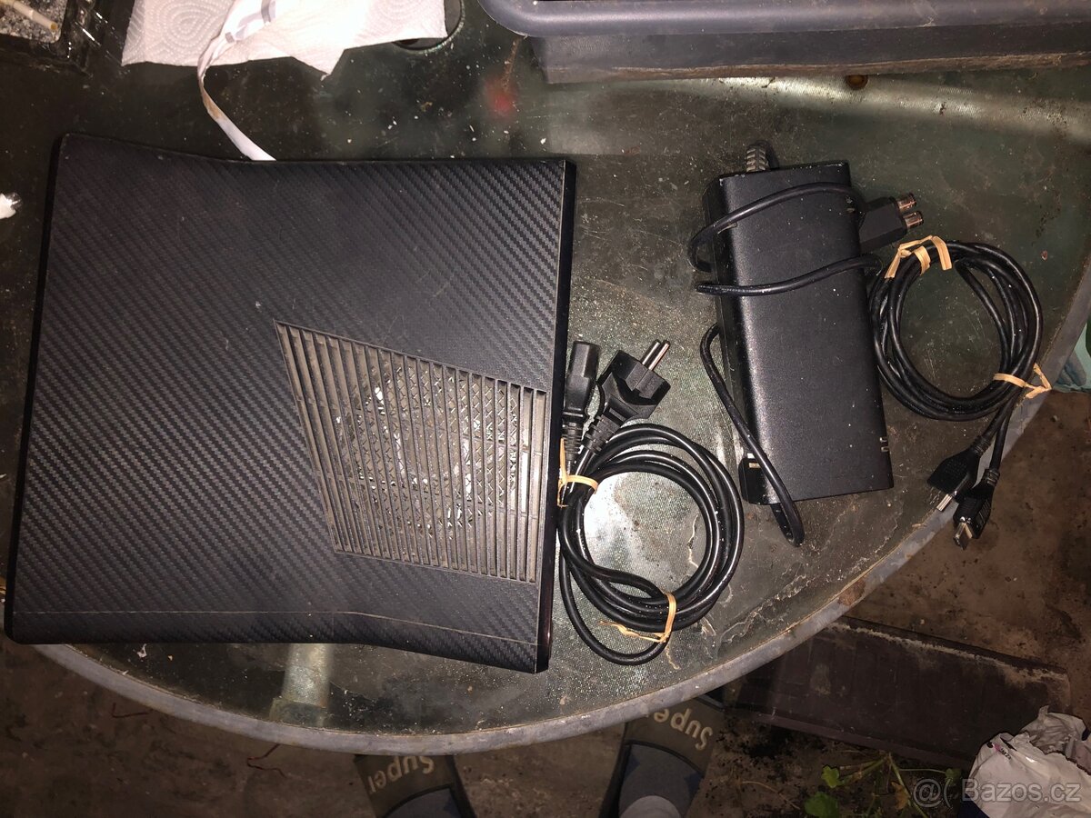Xbox 360 Slim + 1 ovladač