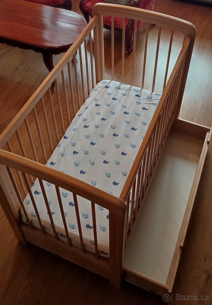 Dětská postýlka z dubového masivu