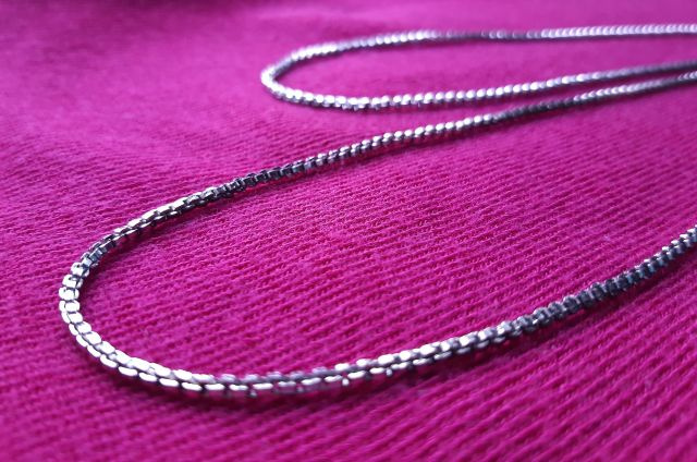Dvojitý řetízek stříbrné barvy