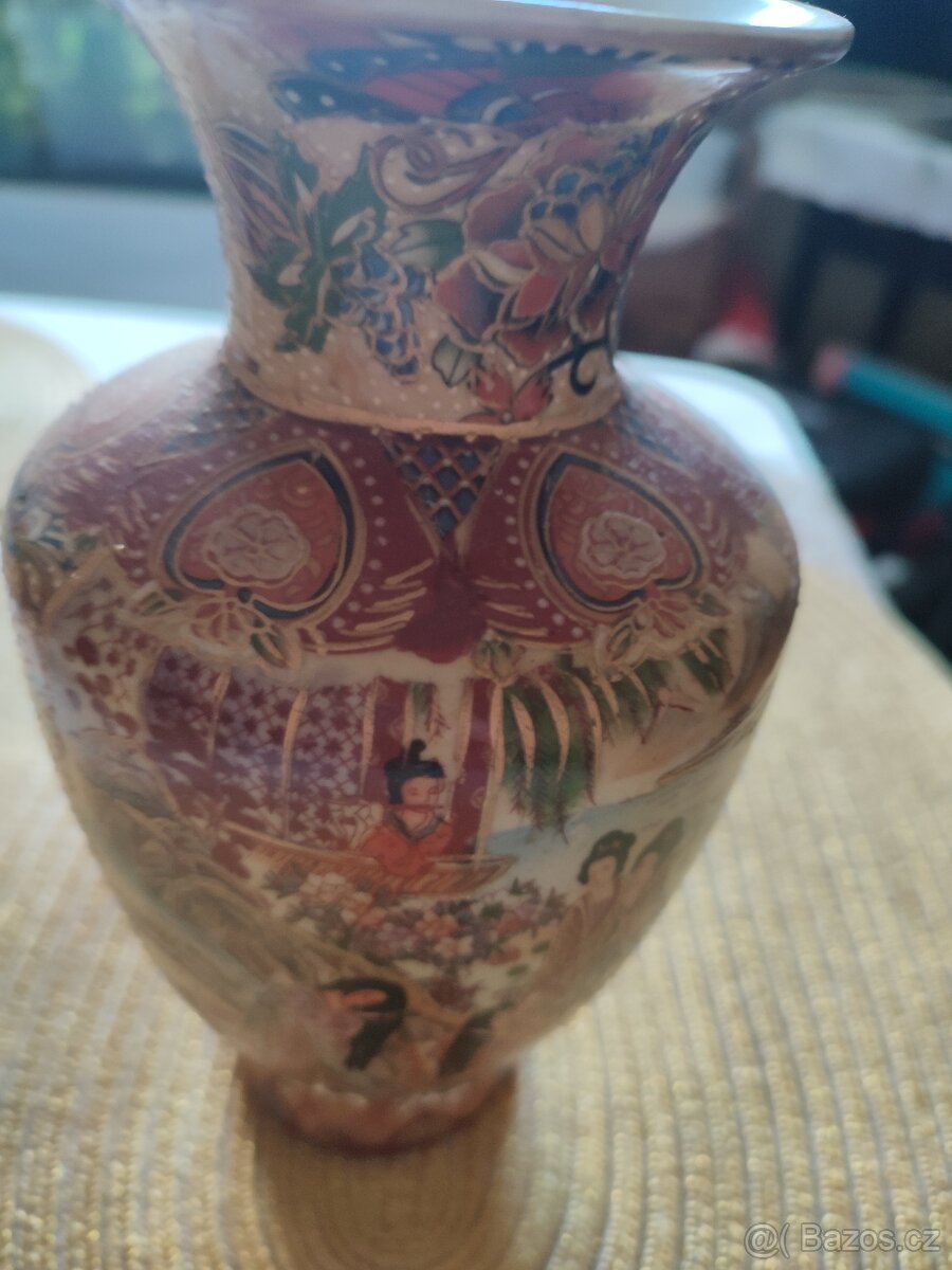 Zlacená čínská váza