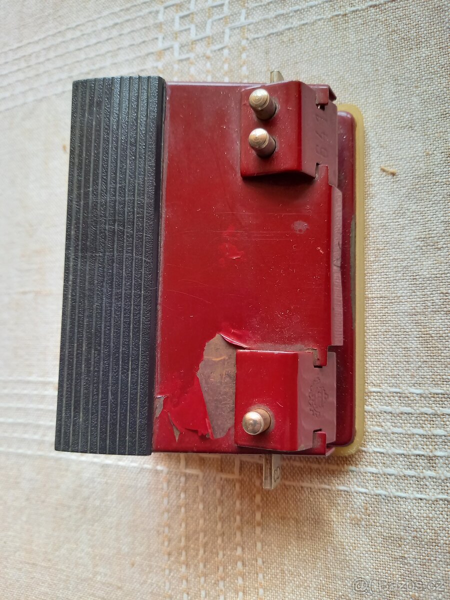 Staré kancelářské potřeby - děrovačka, organizér