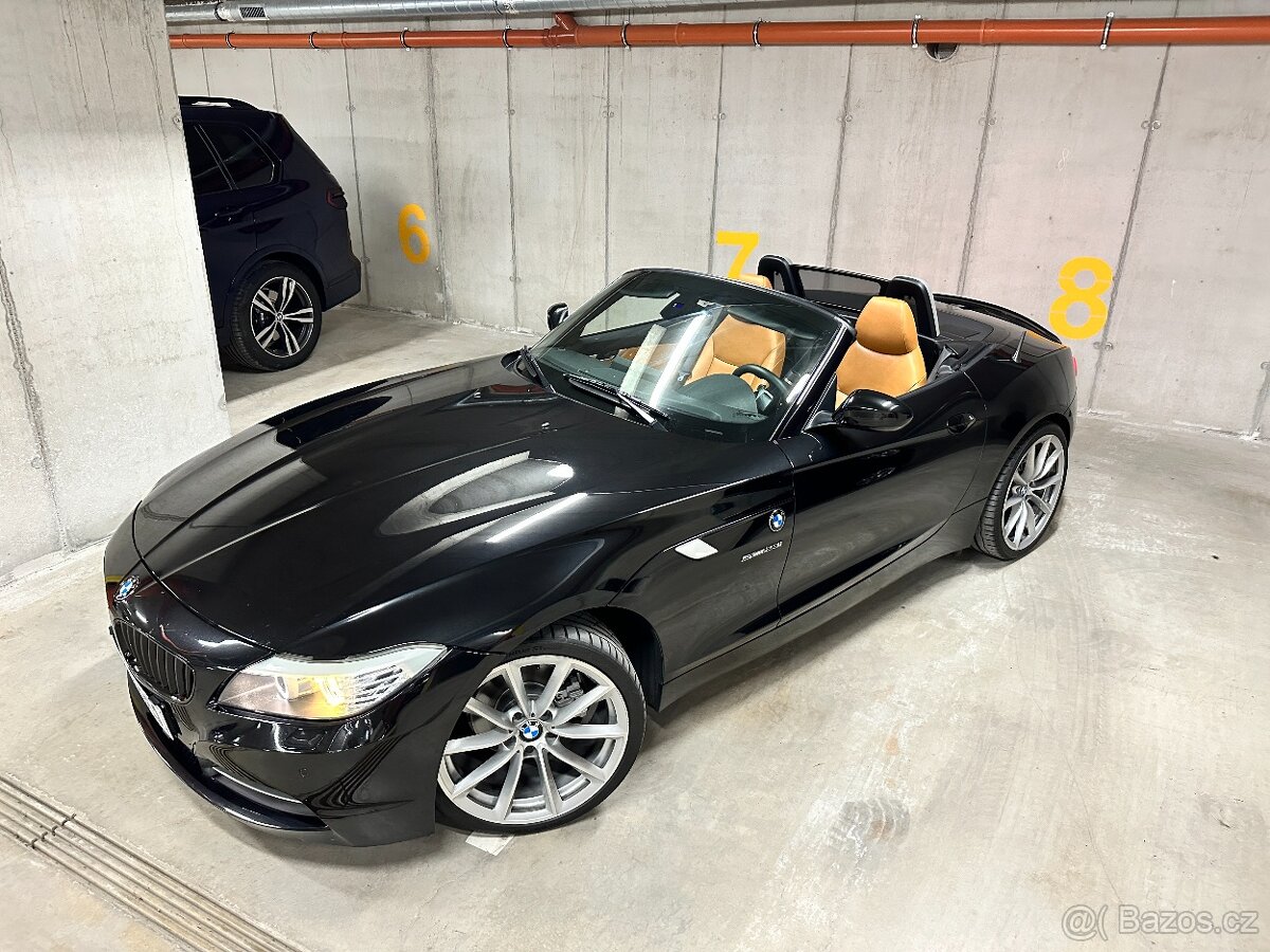 BMW Z4 sDrive 23i E89, schwarz metallic + hnědá kůže, výbava