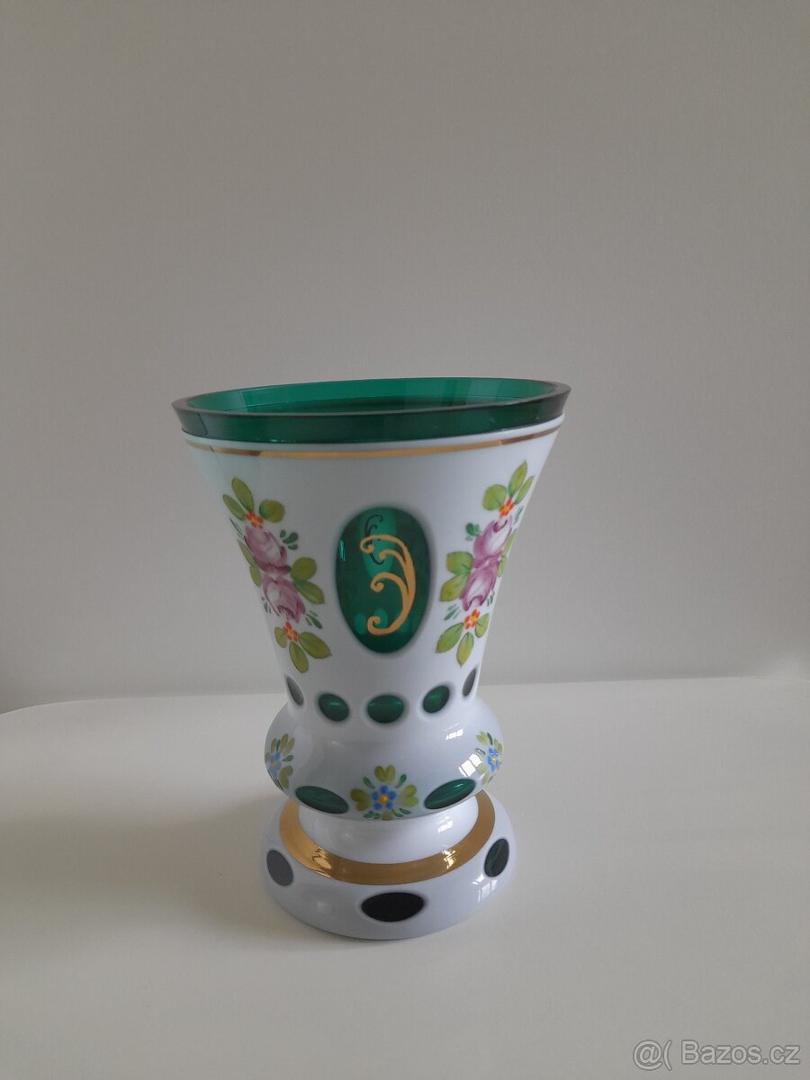 Váza z vrstveného broušeného skla