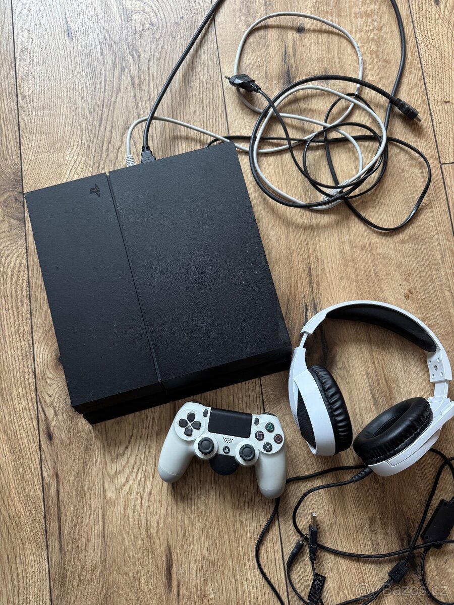 PS4 + joystick + sluchátka (nové)