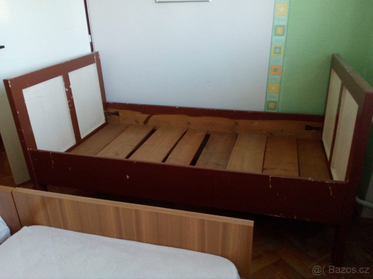 Dřevěná postel