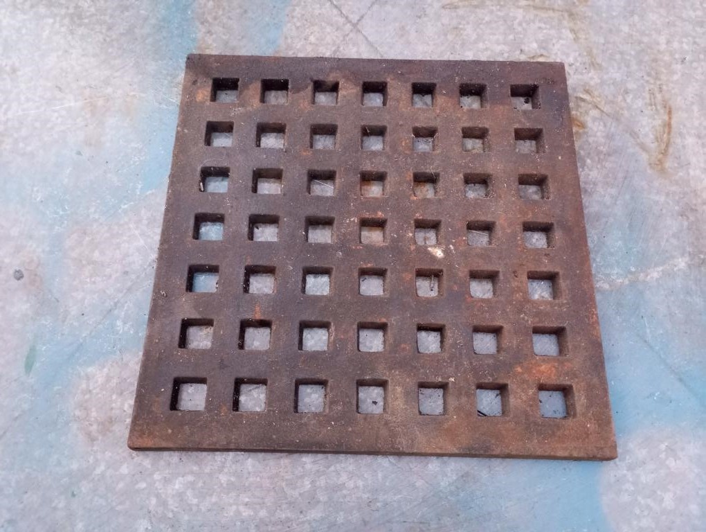 rošt, mříž na kanál