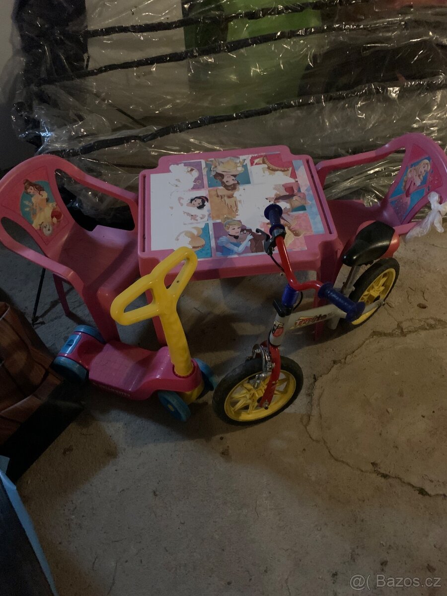 Dětský zahradní nábytek + koloběžka + odrážedlo