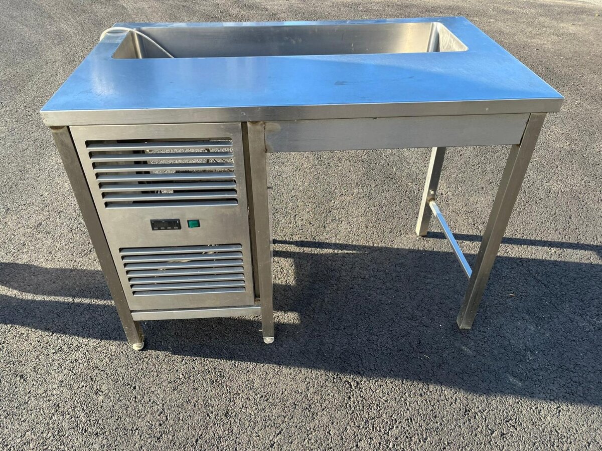 Stůl s chladící vanou..