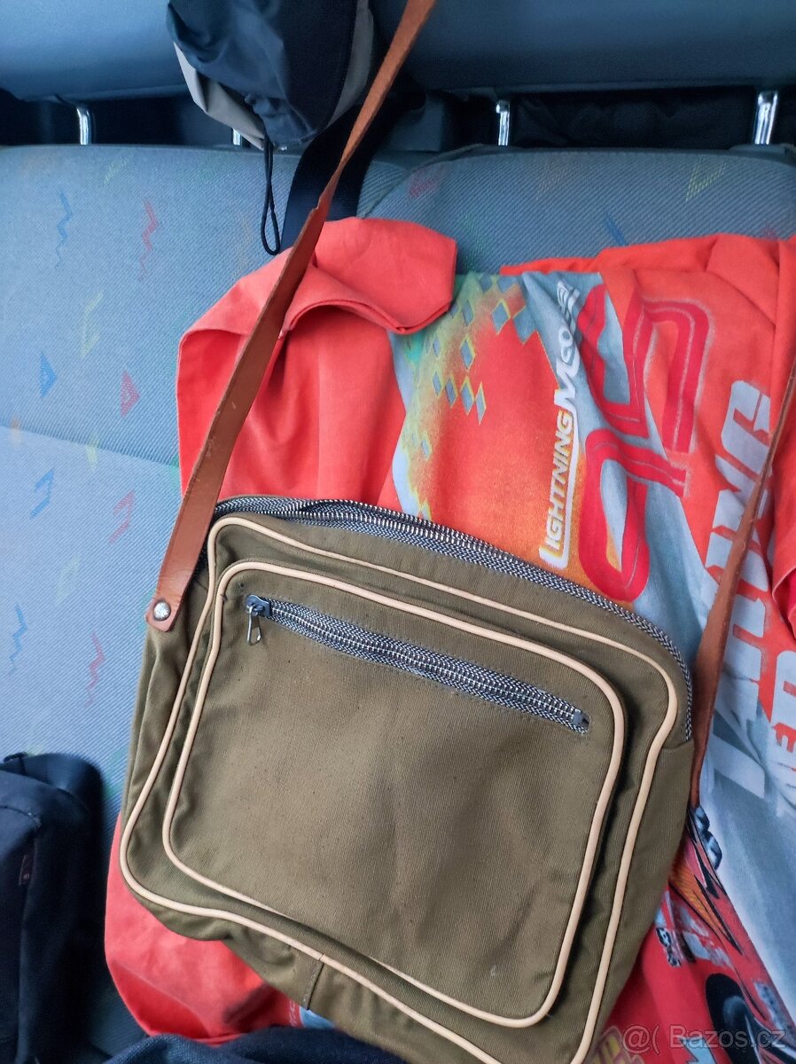 Stara taška přes rameno