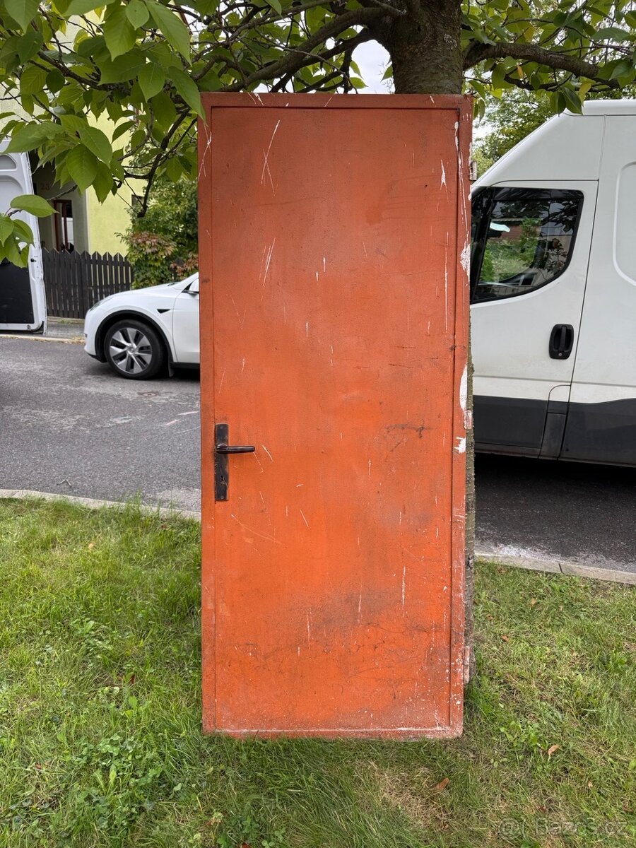 Masivní ocelové dveře