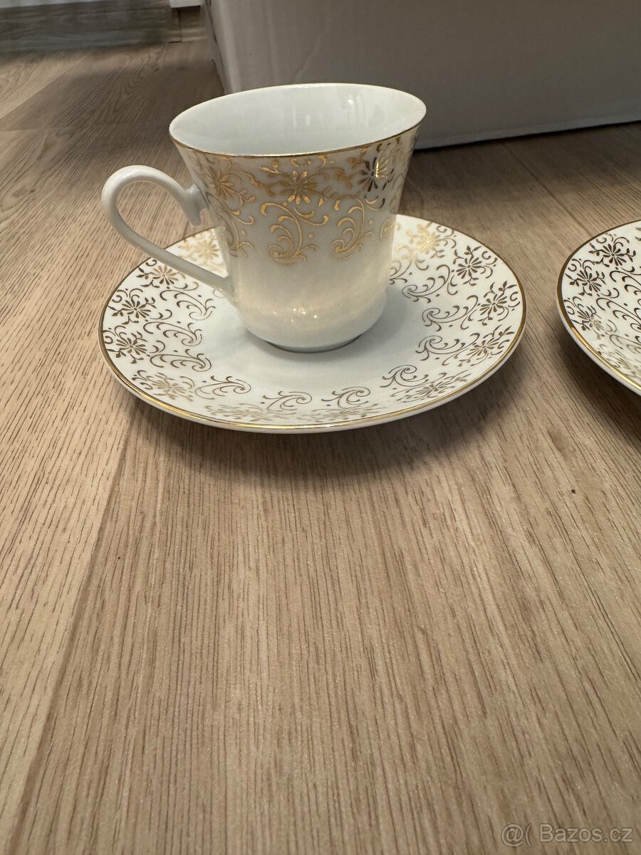 Zbytek z porcelánové soupravy na kávu