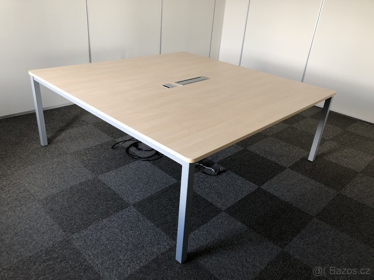 stůl do zasedací místnosti-čtvercový 2x2 m